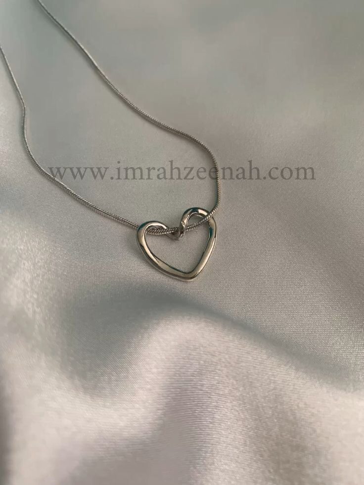 Minimal Heart Pendant Necklace - Image 4