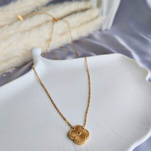 Eterna Clover Pendant (Gold)